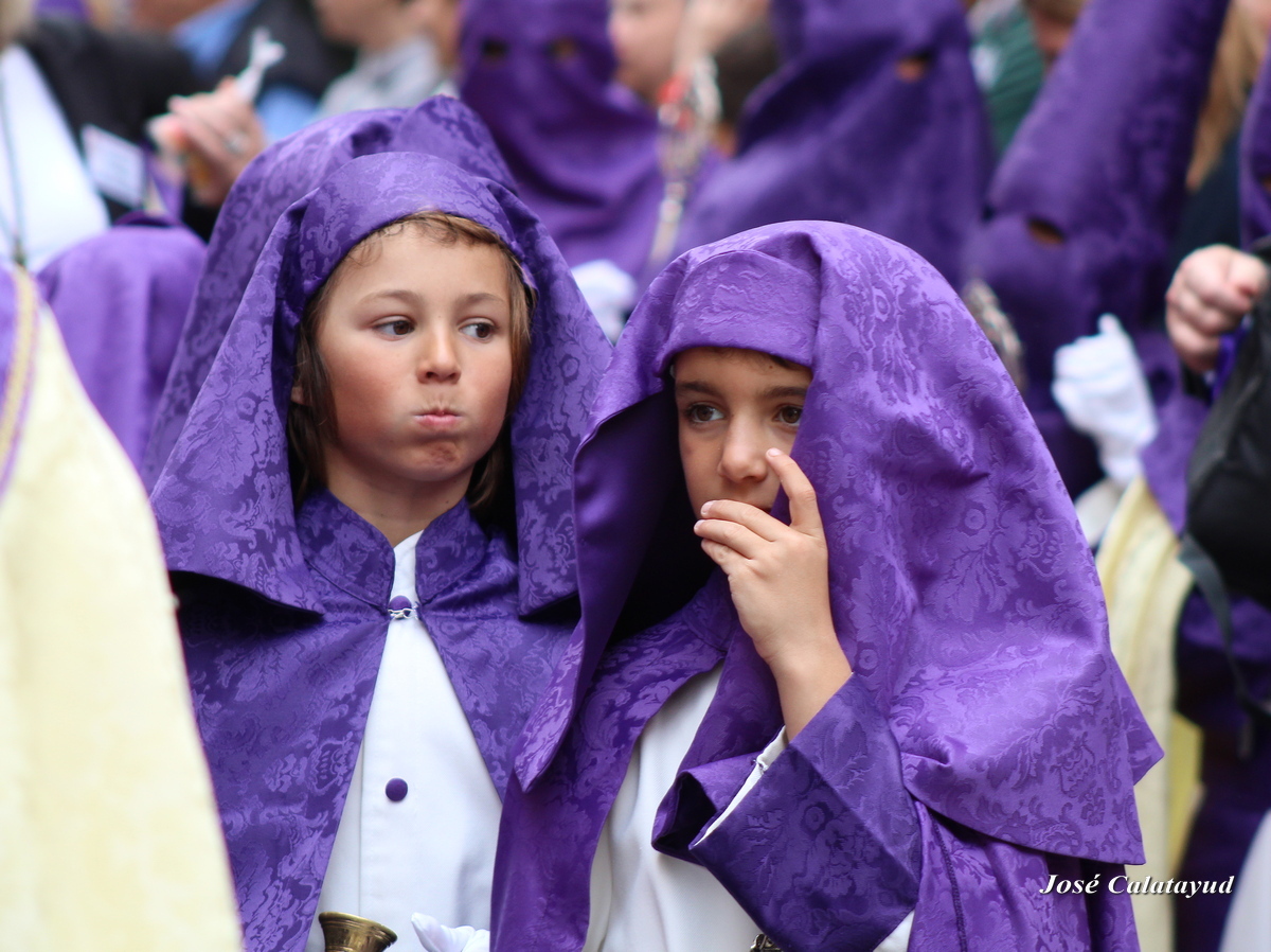 Enfants participant à une procession de la Semaine Sainte